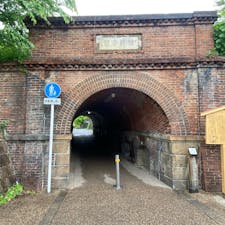 ねじりまんぽ

ねじりまんぽは、蹴上インクラインの下を通り、南禅寺に向かう歩行者用トンネルです。渦を巻くような形で螺旋状にれんがが積まれているのは、上部のインクラインを行き交う船を乗せた台車の重さに耐えられるようにするためだと言われています。

#サント船長の写真　#京都      #インクライ　#サントの歴史的遺産