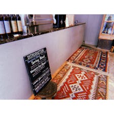 ぶらぶら歩いてたら見つけたよいカフェ
ペルシャ絨毯家に敷きて〜〜ちなみにここで買ったカフェラテベース買ってから5分で落として割っておじゃんにしました　アイスラテおいしかった！