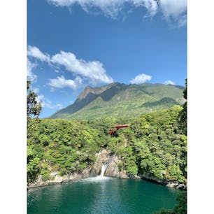 屋久島 トローキの滝

滝の周りの木々を整理したので、よく見えるようになったよと、地元の方が言っていた。
たしかに、滝はハッキリ見える(^^)
運良く晴れたので、青と緑と赤のコンストラストが映えている！
