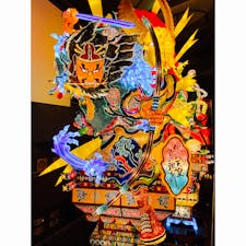 立倭武多の館（五所川原市,青森県）
五所川原・立倭武多祭に出陣する大型立倭武多を見てきました!!

入り口を入ると、首を真上に向けるほど大きな立倭武多が展示されていて、感動すら覚える壮観でした。

場内ではお祭りの様子を紹介するムービーが30分おきに流れていて、1度はなくなってしまったお祭りを地元の人の手で復活させ、愛されるお祭りなんだと感じました。　それは立倭武多に「五所川原市」と書いてあることからも感じられる。

地元の人から愛される、『俺たちの立倭武多祭り』という、深い愛が感じられるお祭りなのでしょう。