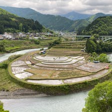 山間部は道路も狭くて山深いにもかかわらず、田んぼが出来そうな場所を大切にしているんだなぁって思いました。
ちょうど、田植えをしているところでした。