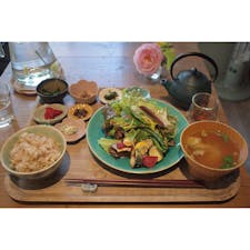 表参道にある「くれは食堂」でランチ。お肉かお豆腐かお魚から選べます。野菜がたくさん食べられます。

#東京　#東京ランチ