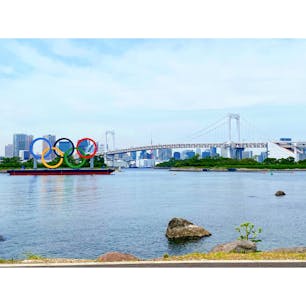 お台場海浜公園　レインボーブリッジ　五輪モニュメント　川辺の景色