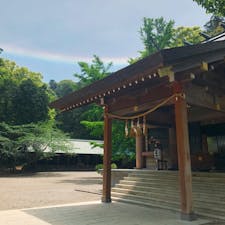 虹が架かる安房神社