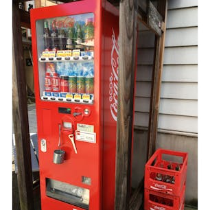 コカコーラの自動販売機に瓶のコーラが売っていました。その場で飲めるように栓抜き完備。