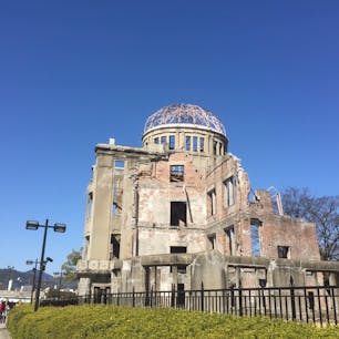 広島原爆ドーム
スーッと空気が張りつめるような
この建物を見るといろんな想いがわいてきました。