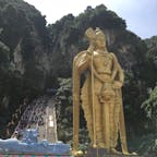 Batu Cave/Malaysia
バトゥ洞窟に行ってきました。黄金色の像は南インドで広く信仰されている「ムルガン神」だそうです。