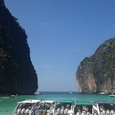 タイ ピピ島

楽園と言われた島
現在は閉鎖中？
観光客でいっぱいでしたので環境破壊から楽園の島を守るためにも仕方ないですね。