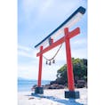 桜島近くの垂水フェリーから20分ほどにある菅原神社。晴天にも恵まれて鳥居のすぐ後ろにある海と青空とで映えてる。初鹿児島旅行！