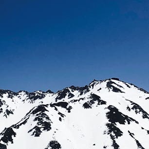 2021.5.15
室堂から見た立山山頂
室堂はまだ雪景色です。
でも、防寒具いらないくらいでした。