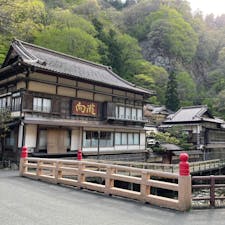 福島　会津若松　東山温泉

登録有形文化財の宿「向瀧」
外観だけでも素敵
ぜひ泊まってみたい宿

すぐ近くの
松本屋の水ようかんはお持ち帰りに