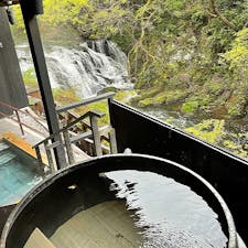 福島県　会津若松　東山温泉
「庄助の宿　瀧の湯」

カルシウム.ナトリウム.硫酸塩化物泉

「伏見ヶ滝」を望む大浴場
朝と夜男女入れ替え制で
滝の真横からと、滝の全体と
入れ替わっても楽しめた

前日までに注文すると
チェックアウトまでに「松本屋」の
水羊羹を用意していてくれる