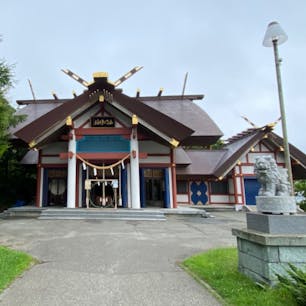 日本最北端の北門神社
明治29年（1896）に現在地に社殿を移築し「北門神社」と称しました。 北門神社は初詣や例大祭などの祭事には多くの賑わいを見せるほか、御朱印を集める観光客の方など、多くの観光客が参拝に立ち寄るスポットとなっています。

#サント船長の写真　#全国神社仏閣巡り　#何でも日本一　#北海道