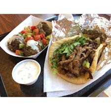 アロヨ・グランデ(カリフォルニア)

イラン人のファミリーが経営している地中海料理のカフェ・レストラン、Jaffa Cafe(ジャファ・カフェ)でランチ。

ボリュームたっぷりのラム肉のシャワルマ・ラップサンドに、ファラフェル(ひよこ豆のコロッケ)とザジーキ(ギリシャ・ヨーグルトのソース)。デザートにはバクラバとトルコ・コーヒーを。

#arroyogrande #california #mediterraneanfood