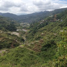 フィリピン　バナウエ

ルソン島北部のコルディリェーラ山脈に広がる棚田のひとつです。山岳地帯に住む少数民族のイフガオ族が手作業で耕し続けてきた棚田は彼らの血と汗の結晶で、人類の生命活動の厳粛さを感じさせます。その姿は「天国への階段」と称され、すべての棚田を平にのばすと、地球半周分の2万kmにも及ぶ長さになり、最高峰は2000メートルにも及びます。

#サント船長の写真　#フィリピン　#フィリピン世界遺産