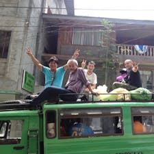 フィリピン　サガダ地方

サガダはルソン島北部の山岳地帯にある村です。標高1,500メートル以上の場所に位置しており、比較的一年中涼しく過ごしやすいのが特徴です。2,000年以上前からサガダの地に住み着いた少数山岳民族「イゴロット族」の豊な文化や雄大な自然と棚田の織り成す風景をはじめ、美味しいご当地グルメやスイーツなど見どころがたくさん。例えば、より天国に近づけるため断崖に木棺をつるすという、世界でも珍しい埋葬方法「ハンギング・コフィン」は観光客がよく訪れる場所の一つ。他にも、ハイキングやトレッキングなど自然の中で楽しめるアクティビティーも豊富です。

乗り合いバスです、貴重な体験をしました、車の屋根に乗れましたが、上に乗る人は人間では無く、荷物なんですよ、落ちたら責任は本人です。

#サント船長の写真　#フィリピン