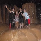 フィリピン　サガダ地方
スマギンの鍾乳洞で多分フィリピン最大の鍾乳洞と思います、
此処に入るにはまず役所で申請してガイドを雇い入ります、観光者4名で一人のガイドが有ります。
日本の鍾乳洞と違うのは、日本は後で付け足した部分が有り、また安全性は言う事は無し、更に鍾乳石には触る事は有りませんが、
まず安全性は有りません、自分の事は自分でが原則です、ガイドは絶対に手は貸しません、降り方登り方は教えますが、後は自分でやる、もし落ちたら責任は本人です。
ですから凄く新鮮な気に成りますと同時に何でこんな所に来たのか、と後悔した事もあり、途中で引き返した事もあります。
こんな観光地は100%日本には有りません。

#サント船長の写真　#フィリピン　#鍾乳洞