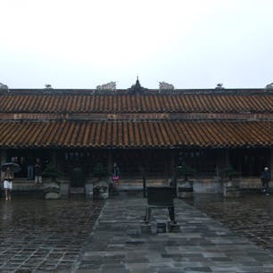 フエの王宮
中部は雨季がずれるというのを知らなくて年末に行ったら雨雨雨で寒かった
