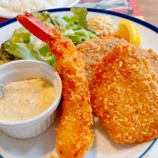 城北中央公園前にある「KitchenRockPot」に行ってきました‼︎

◼️ミックスフライランチ
エビ・メンチ・白身魚のフライが入ったセット‼︎揚げたてサックサックでめちゃくちゃ美味しいです♡