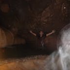フィリピン　サガダ
鍾乳洞の中で水の中に飛び込んで泳いだり、鍾乳石を踏んだり、その上を歩いたりできるのが此処サガダの鍾乳洞です。
写真の方は現地でお逢いした世界を回って居られる方です。

#サント船長の写真　#フィリピン　#鍾乳洞