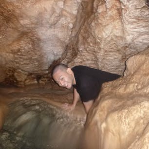 フィリピン　サガダ

写真は明るく映って居ますが、鍾乳洞内は暗黒の世界で、多分照明器具が無いと多分生還は出来ませんね。

#サント船長の写真　#フィリピン　#鍾乳洞