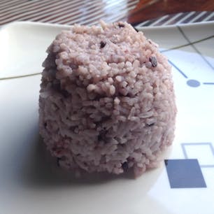 フィリピン　バナウエー

コレは赤米です、此の地方で採れる米です♪初めて見た時日本の「赤飯だ！」と思いました。
ホテルで出される朝食で、コレに🍳目玉焼きが二個だけです、コレがメチャ美味しいです。

#サント船長の写真　#フィリピン　#旅食