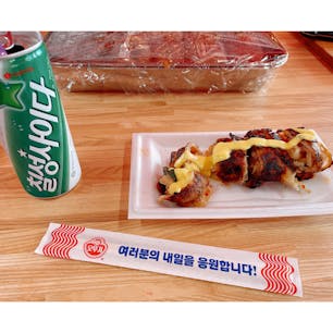 鶴橋クラス
サムギョプサルチーズ巻き
チルソンサイダー付きで　500えん
中にチーズ、キムチ、野菜が入ってます。
ハニーマスタードをかけて食べました。