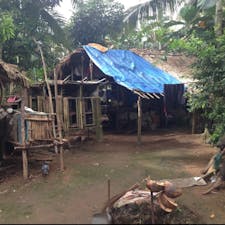 フィリピン　マスバテ島
私が宿泊した屋敷？ですね😰
小屋？物置？こんな所に客は来ませんからね。
凄い体験をしましたよ。
お店は当然有りませんから町まで何時間も掛けて行きます、今はバイクが有りますが、でも歩いて居る方が多いです。😰
此の村は基礎的には自給自足です、今も銃を持ち狩りに出ます。
家の庭には大体の野菜とバナナ・パイナップルが当たり前のように植えて有ります、俺等から見たら熱帯植物園です。


#サント船長の写真　#フィリピン