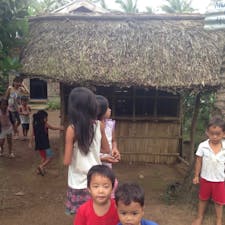 フィリピン　マスバテ島
確か此の小屋は物売りのサリサリかな？余りにも物が少ないですが、子供がたむろして居ます、しかしやたらと子供が多い、
街中のサリサリなら1ぺソのお菓子が此処では3ぺソだつたかな？(1ぺソ2.5円)
此処の暮らしなら1ヶ月1万円でいけるかな？

#サント船長の写真　#フィリピン