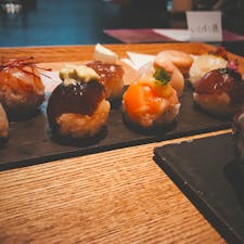 京都　手鞠鮨と日本茶 宗田　
日本茶の味がよく、手毬寿司は可愛い。
京都への観光客連れて行くと喜ばれそう。ただし、予約だけでいっぱいになってそうなので予約は必須か。