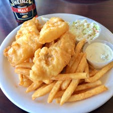 モロベイ(カリフォルニア)

カラッと揚がったフィッシュ・アンド・チップスに、たっぷりのモルト・ビネガーをかけて。一緒に付いて来るタルタルソースも、コクがあって良い味変に。

ウォーターフロントのダイニング、ベイサイド・カフェ(Bayside Cafe)にて。

#morrobay #california #fishandchips #baysidecafe