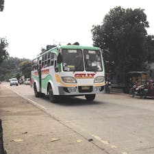 マスバテ島　フィリピン
バスの時刻表はあるみたいでが、いい加減な物ですね。
何時間も待ち、やっと来たバスです。
これに乗らないと・・・

#サント船長の写真　#フィリピン