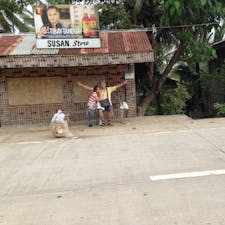 マスバテ島　フィリピン
マニラへ帰るのですが、いつ来るか判らないバスを待って居ます。
マスバテ島の特産品を沢山買い込んだ彼女ですが、誰が支払い、誰が持つね！

#サント船長の写真　#フィリピン