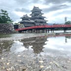 雨水に移る松本城
雨の日でもこんな楽しみ方がある✨
旅する時の天気は晴れだけじゃない！
だけどそれを運にして楽しめる楽しみ方がある！🌹🧡
#満点
#旅行の夢を叶えたい