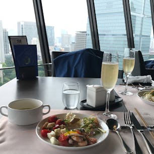 ホテル　ニューオータニ　the SKY
360度の景色が楽しめるブッフェ。
今は回転していないようですが、当時はゆっくり回転していて景色が変わるのが楽しかった！
食べきれないほど美味しい料理がたくさん！