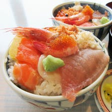 函館「二番館」の海鮮丼。8点盛りの丼にシジミの味噌汁とお新香が付いて、500円。味も量も大満足でした。2021.05.30