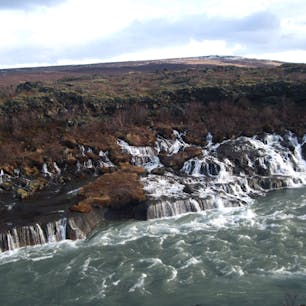 アイスランド　フロインフォッサルという滝
溶岩大地から滲み出して流れる