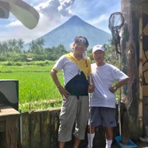 マヨン火山
帽子の方はフィリピンで知り合いに成り、度々マリリンポットの自宅に招待されて居ましたが、残念ですが、2018年に癌で亡くなられました。
屋敷は大豪邸で大きな庭にはマンゴやジャックフルーツ・バナナがまた大きなプールが有りました。余りにも大きな庭ですから、番犬にドーベルマンが３匹も居ました😰
怖い犬でした。
#サント船長の写真　#フィリピン