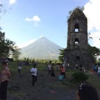 マヨン火山
此の山は活火山でいつも山頂から煙が上がって居ます、
此の教会はマヨン山の噴火で壊滅的被害を受けた教会です。

#サント船長の写真　#フィリピン