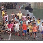 フィリピン　サマール島
サマール島で朝海岸を散歩して居ましたら、何処から子供達が湧いて来て、ご覧の通りです。
私達はビックリです♪

#サント船長の写真　#フィリピン