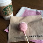 サンタバーバラ(カリフォルニア)

ダウンタウンのスタバ(Starbucks Coffee Company)にて。

優しい味わいのベランダ・ブレンドに、一口甘いものが食べたい時にちょうどいいケーキポップ(Cake pops)を。

スポンジケーキを細かくほぐして、フロスティング(アイシング)を少量加えてしっとりするまで混ぜ、丸めてチョコレートでコーティングしたもの。

#santabarbara #california #starbucks #cakepops