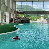 ホテル志戸平。

チェックイン前でも入れるホテルのプールで一泳ぎ。

温泉はたくさんあって楽しめます。調べたら2つの源泉、17種類。

キッズスペースのあるブッフェや家族風呂など、子連れに優しいホテルでした。