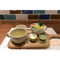 「ファンケルブラウンミールズ」のランチの前菜。スープからサラダから小皿まで野菜がいっぱい。