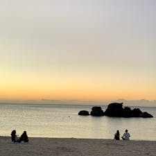 沖縄北谷　アラハビーチ
夕空を見ながら語り合う人たちが多くいた。
ゆっくり時が流れていたなぁ。
素敵な時間の使い方(^^)