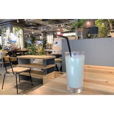 有楽町で偶然見つけたお洒落なカフェ。店内も広くて、都会的で、テラスもあって、こうゆうところは好きだ。micro FOOD&IDEA MARKETという名前。
フレッシュスムージーを飲みました。

#東京　#東京カフェ