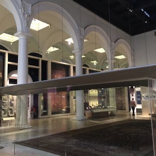 ロンドン　ヴィクトリア＆アルバート博物館　イスラム関係の展示
ペルシャ美術の部屋には細密画や陶磁器や大きな絨毯があるが、よくもまあこれだけぶんどってきたものだと思う。