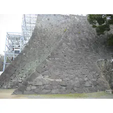 熊本城　二様の石垣（熊本市 , 熊本県）

2007年に訪問した熊本城。訪問時に一口城主になったことも思い出。
加藤清正公が改築し、同氏、細川氏などが城主として有名。

今日の一枚は、本丸御殿を増築するために積み足された石垣「二様の石垣」

向かって右側の石垣が加藤氏の時代に築かれた部分、左側が細川氏の時代に増築された部分。

前者のものは不揃いの石で勾配も緩やか、後者のものは同じような大きさの石が整然と積まれており、急勾配。
石積み技術の向上と、変化を見ることができる貴重な場所です。