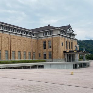 京都市京セラ美術館
エジプト展

古代エジプト展といえば、現在でも同美術館の史上最多入場者数である107万人余りが来場した、1965年開催「ツタンカーメン展」を見に行った、という方もおられるかもしれません。
私も行きました🤗
京セラ美術館でエジプト展は
良かったです♪

動画で説明しているモニターの撮影は禁止ですが、展示品は全て撮影可能です。
日本国内の神社仏閣の撮影禁止にストレスが溜まって居ましたが、エジプト展で一気に発散しました🤗

#サント船長の写真　#エジプト展