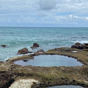 ハートロック　奄美大島

赤尾木(あかおぎ)集落の東側、太平洋に面する海岸にあり、干潮のときにだけ姿を現すハート型の潮だまり。
恋愛のパワースポットとして話題になり、恋愛祈願・インスタ目当ての方々に大人気のスポットですね、

1日に2回、干潮の時にだけ姿を表すため、タイミングが悪ければ見ることができませんので「幻のパワースポット」とも言われていますが、満ち潮・引き潮の時間は判りますから、幻では有りませんがね😰



#サント船長の写真 #奄美大島　#ハートロック