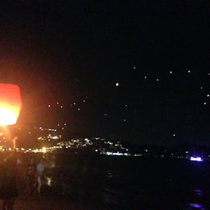 プーケット  パトンビーチ

コムローイ飛ばし
カウントダウンの頃には花火とコムローイで華やかになります。